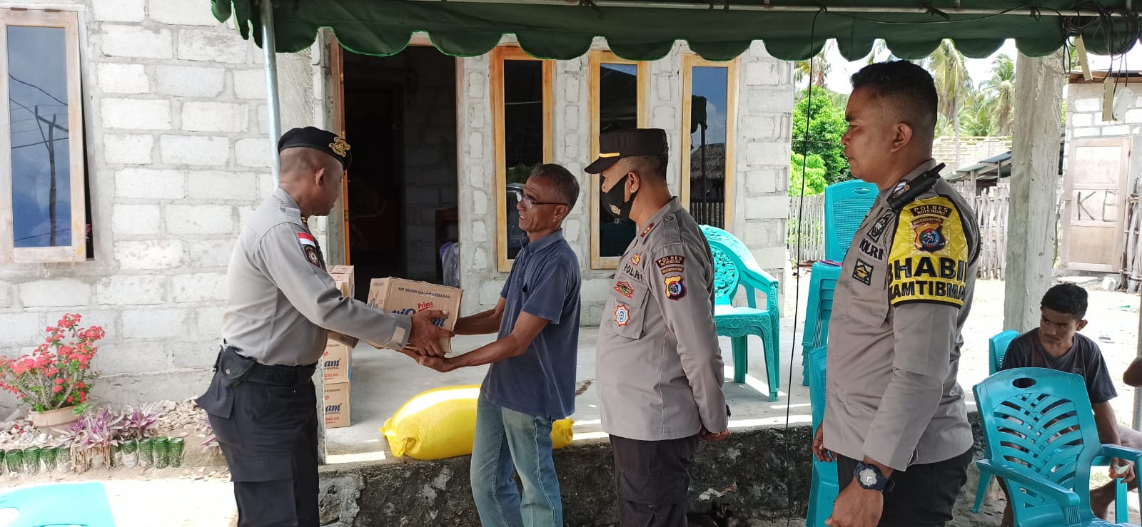 Kapolres Rote Ndao Beri Santunan bagi Keluarga Kecelakaan Perahu