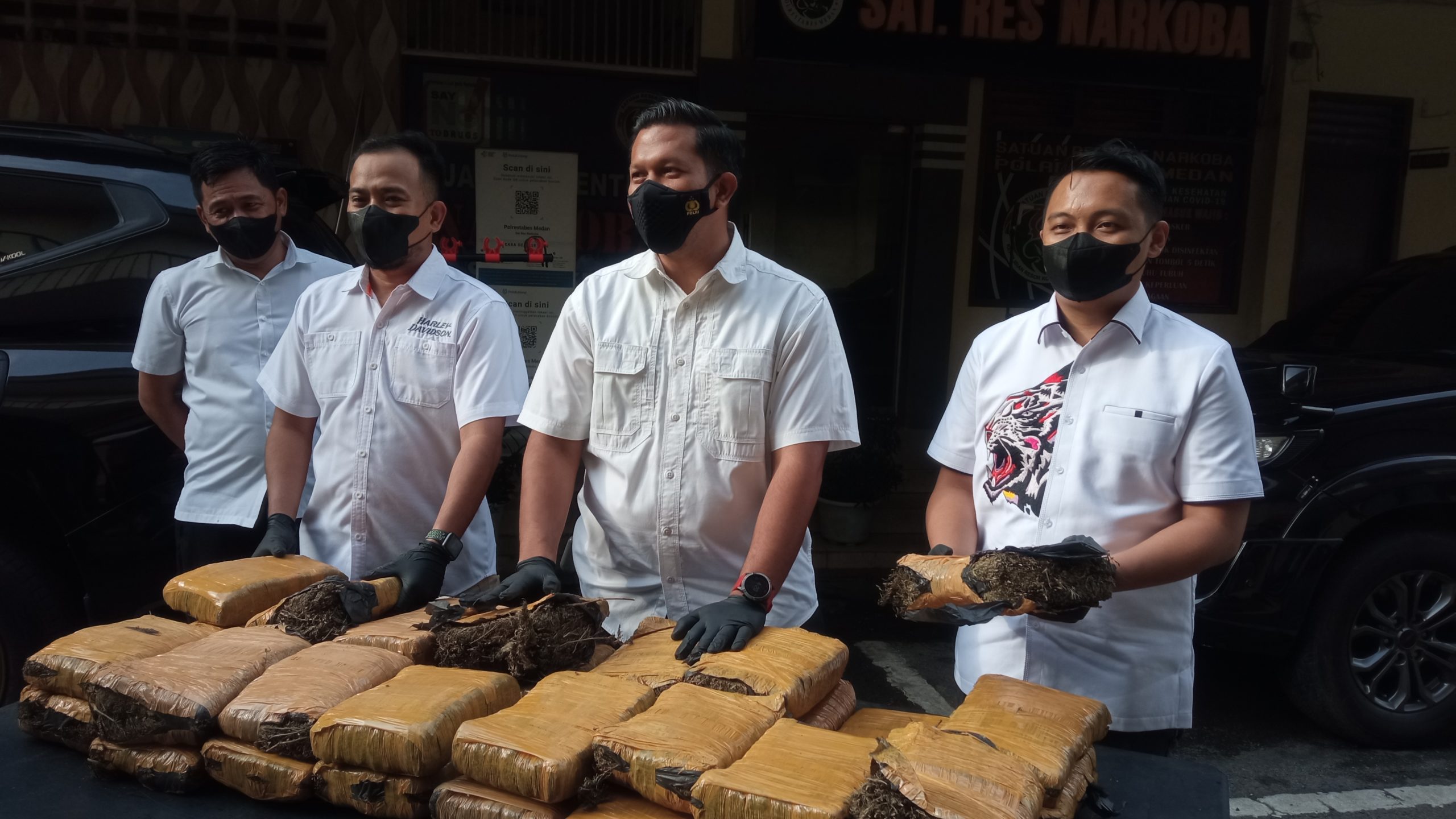 Heboh Puluhan Bal Ganja Ditinggal di Tengah Jalan di Tembung, Polisi Cek CCTV
