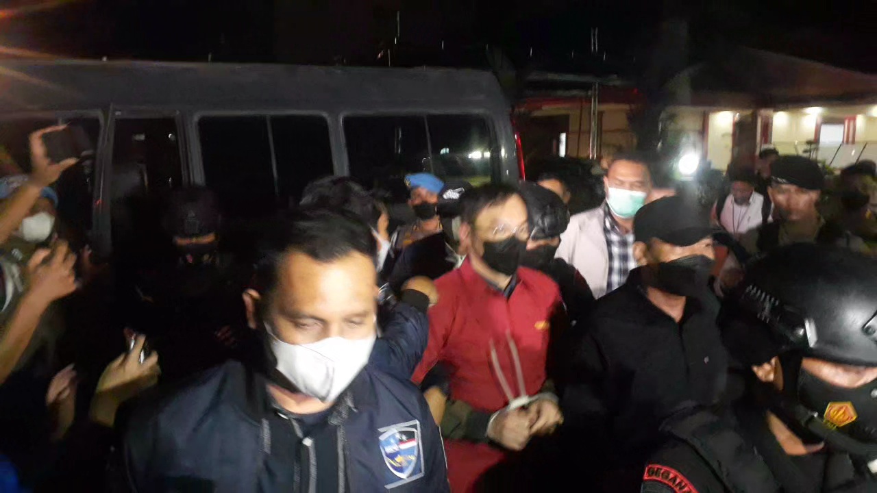 Tiba di Polda Sumut, Begini Penampakan Bos Judi Online Apin Bk Pakai Baju Tahanan