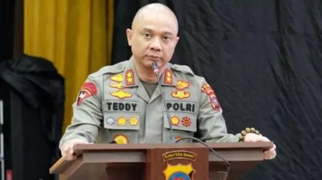 BREAKING NEWS! Baru Empat Hari Menjabat, Kapolda Jatim Dikabarkan Ditangkap Polisi Terkait Narkoba