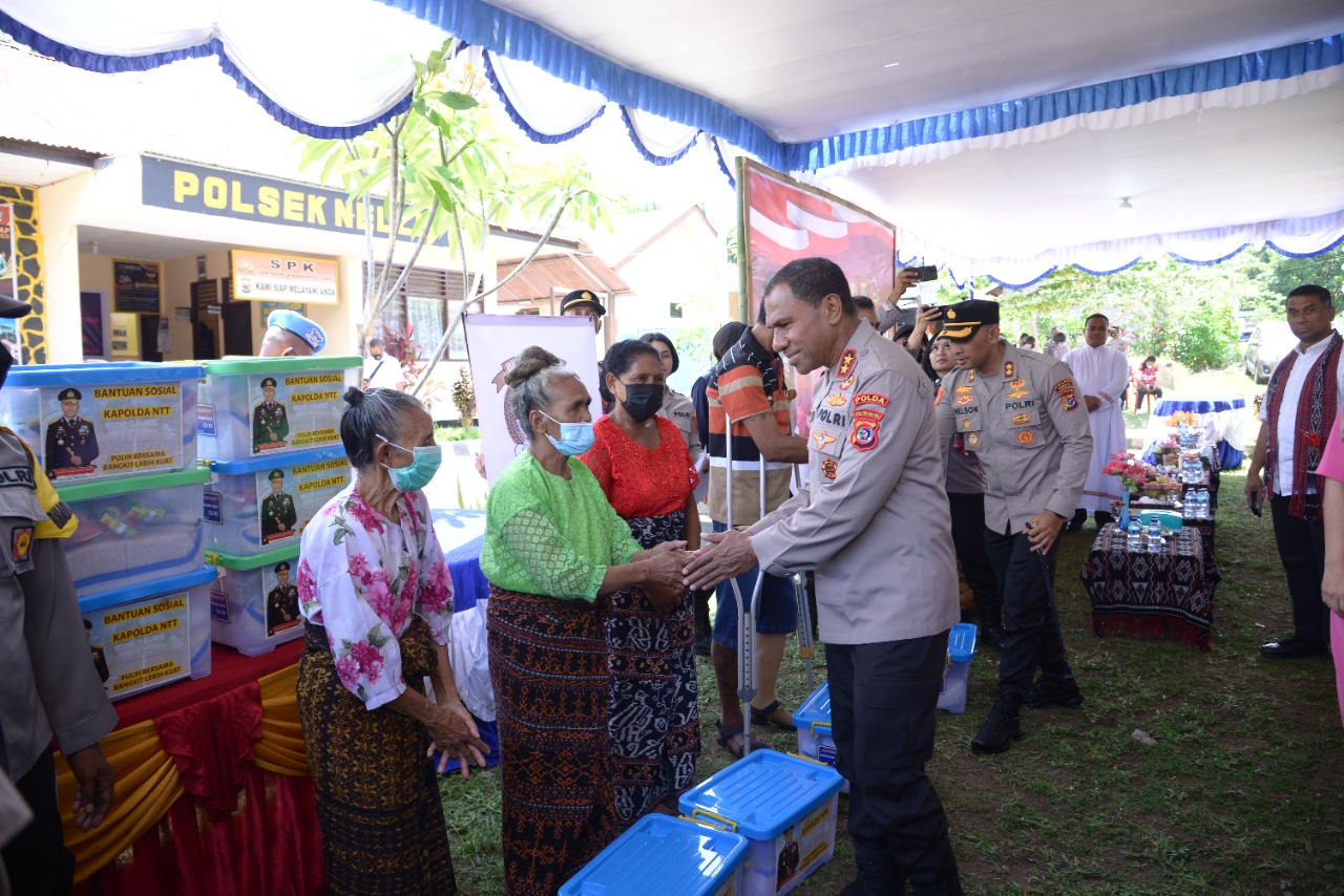 Kapolda NTT dan Ketua Bhayangkari Berbagai Kasih dengan Masyarakat Tidak Mampu di Polsek Nule