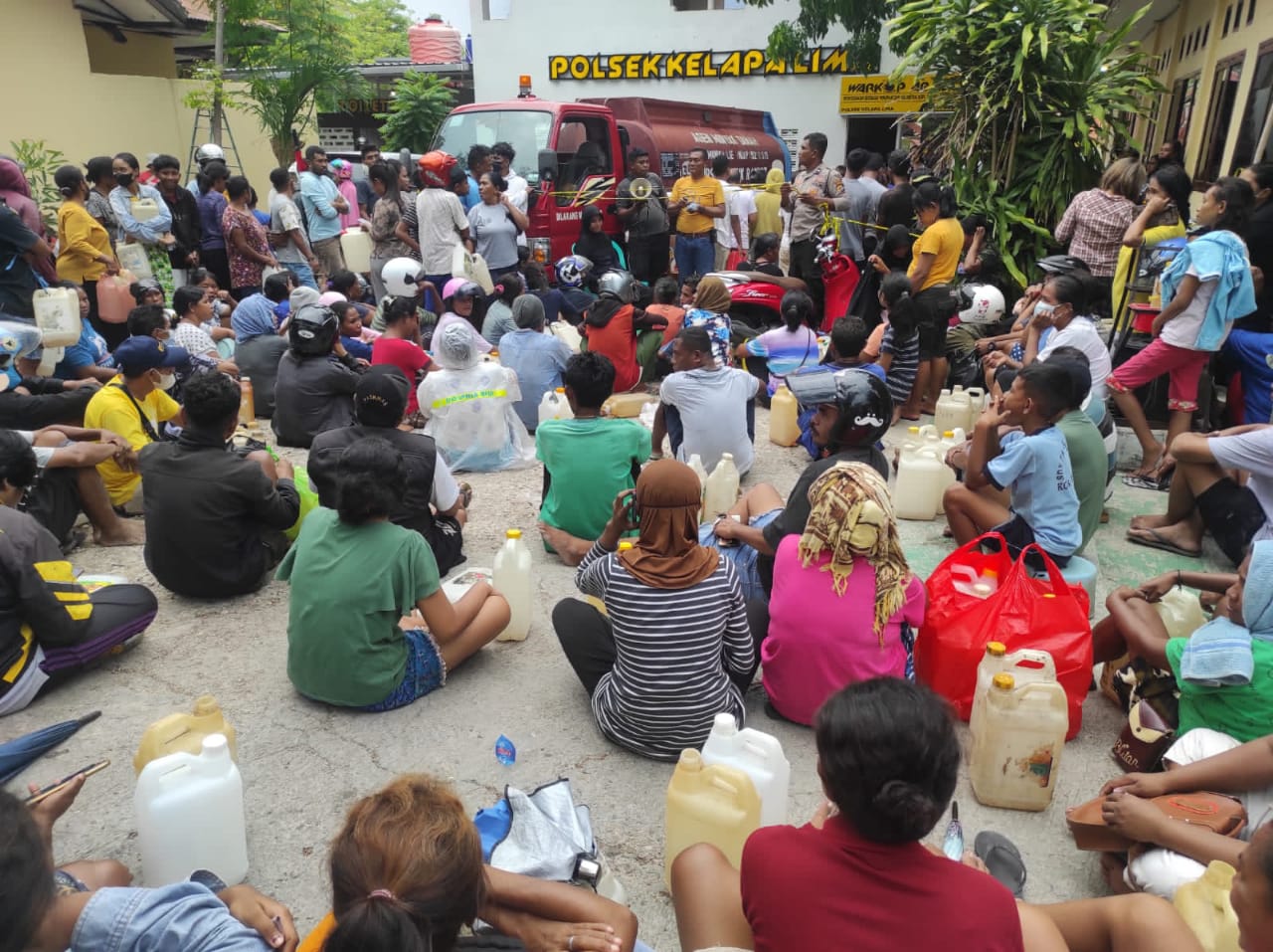 Warga di Kupang Kerubungi Mobil Tangki Minyak Tanah 