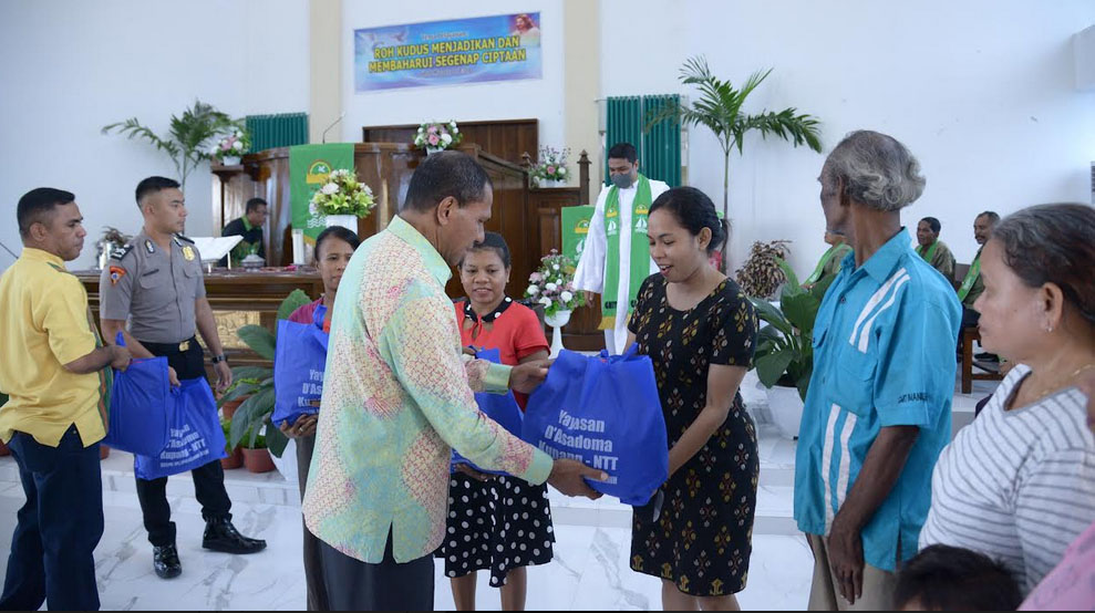 Kapolda NTT Beri Pesan Kamtibmas Sambil Berbagi Kasih dengan Jemaat GMIT Imanuel Oepura