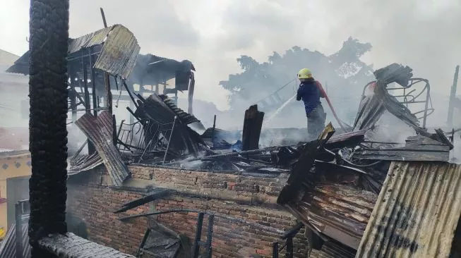 10 Rumah di Gang Sempit di Medan Maimun Ludes Terbakar, Mobil Pemadam Tak Bisa Masuk