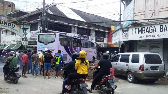 Bus Pengangkut Wisatawan Asal Malaysia Terperosok ke Lubang Bekas Galian di Medan