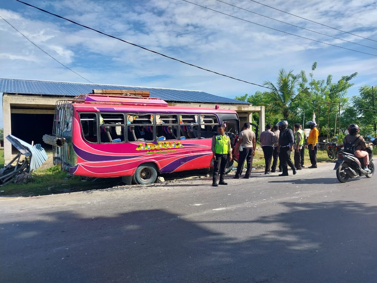 Bus Tabrak Pick Up, Penumpang Tewas di Tempat