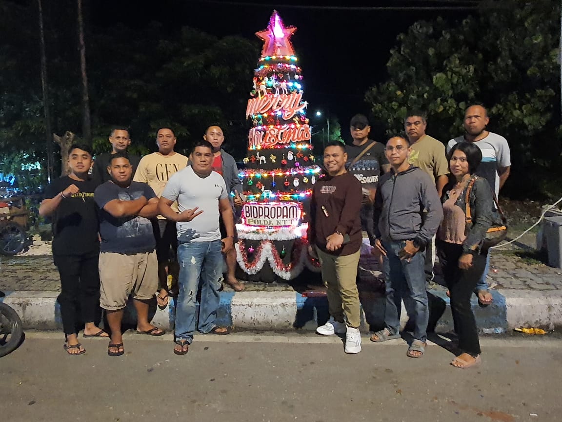Kupang Semarak dengan Aneka Pohon Natal Karya Polisi