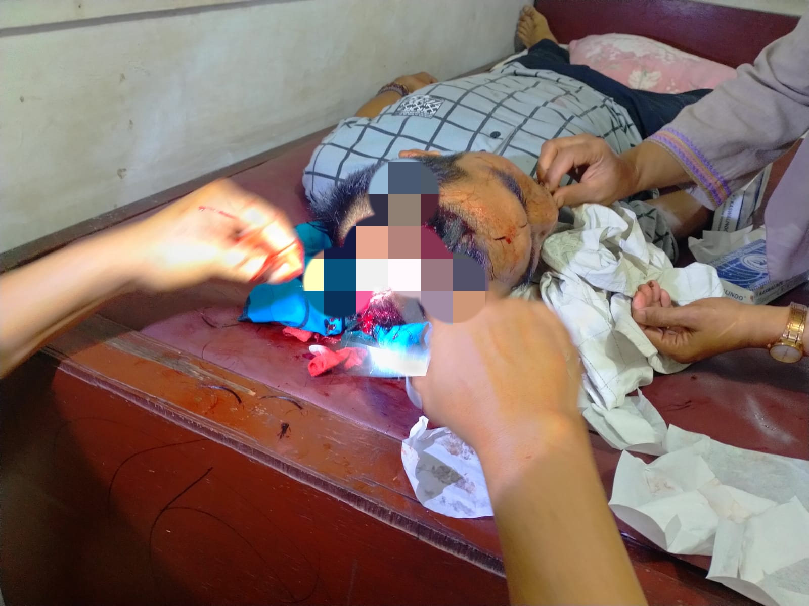 BREAKING NEWS: Kades Sijungkang Tapsel Dibacok Hingga Terkapar