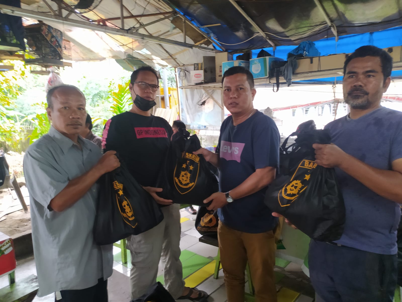 Pererat Silaturahmi, Kabareskrim Polri Bagikan 100 Paket Sembako kepada Jurnalis dan Warga Lansia