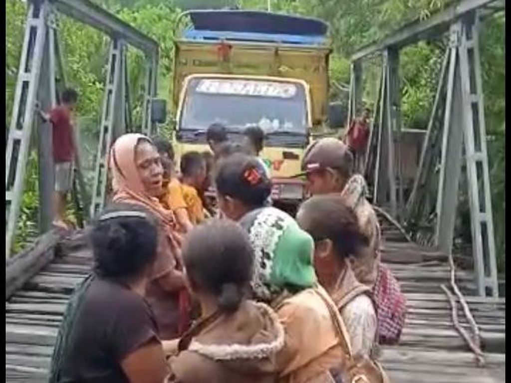 Di Kupang-NTT, Emak-emak Viral Tarik Truk Nyangkut pada Jembatan Kayu