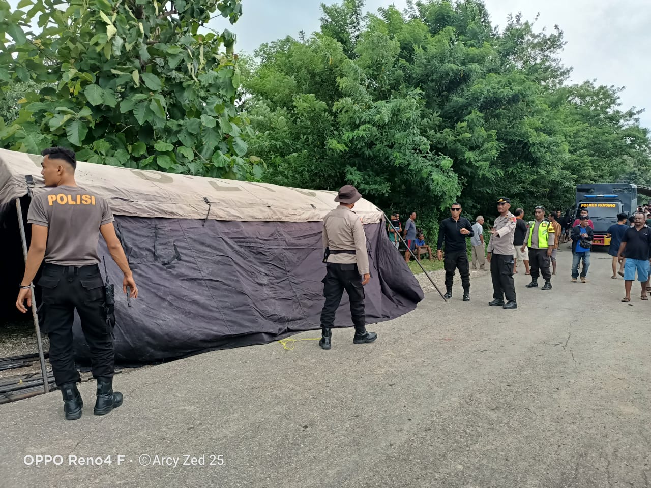 Polisi Pasang Tenda Darurat dan Bangun Jalan Alternatif di Lokasi Jembatan Putus