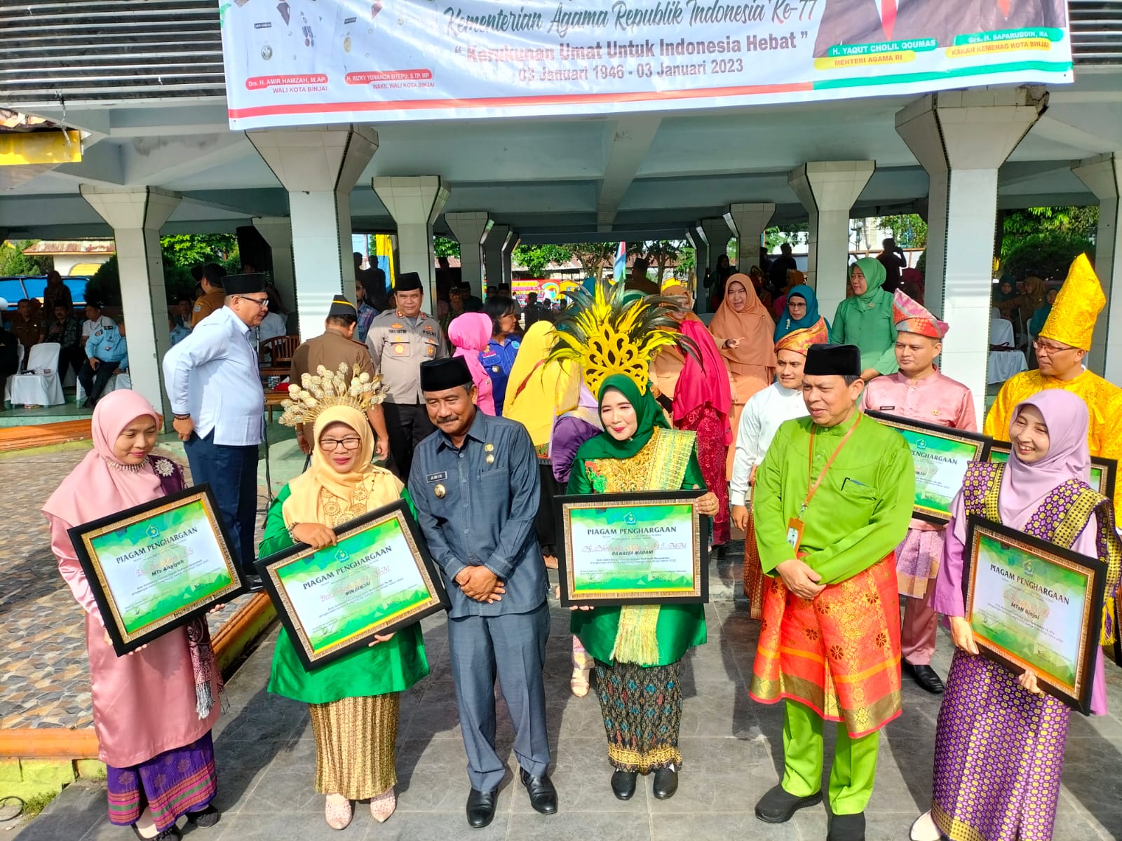 Pimpinan Upacara HAB Ke-77, Walikota Binjai Berikan Penghargaan Kepada Guru Berprestasi