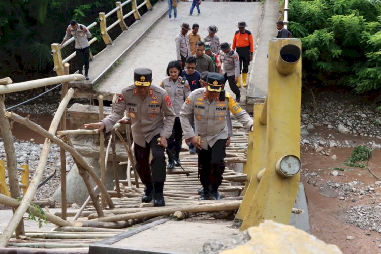 Pantau Jembatan Ambruk, Kapolda NTT dan Kapolres Kupang Beri Bantuan bagi Warga Korban Bencana Alam