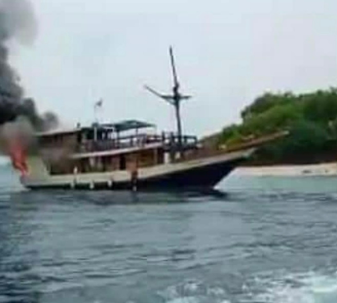 Kapal Wisata Terbakar, WNA dan WNI Diselamatkan