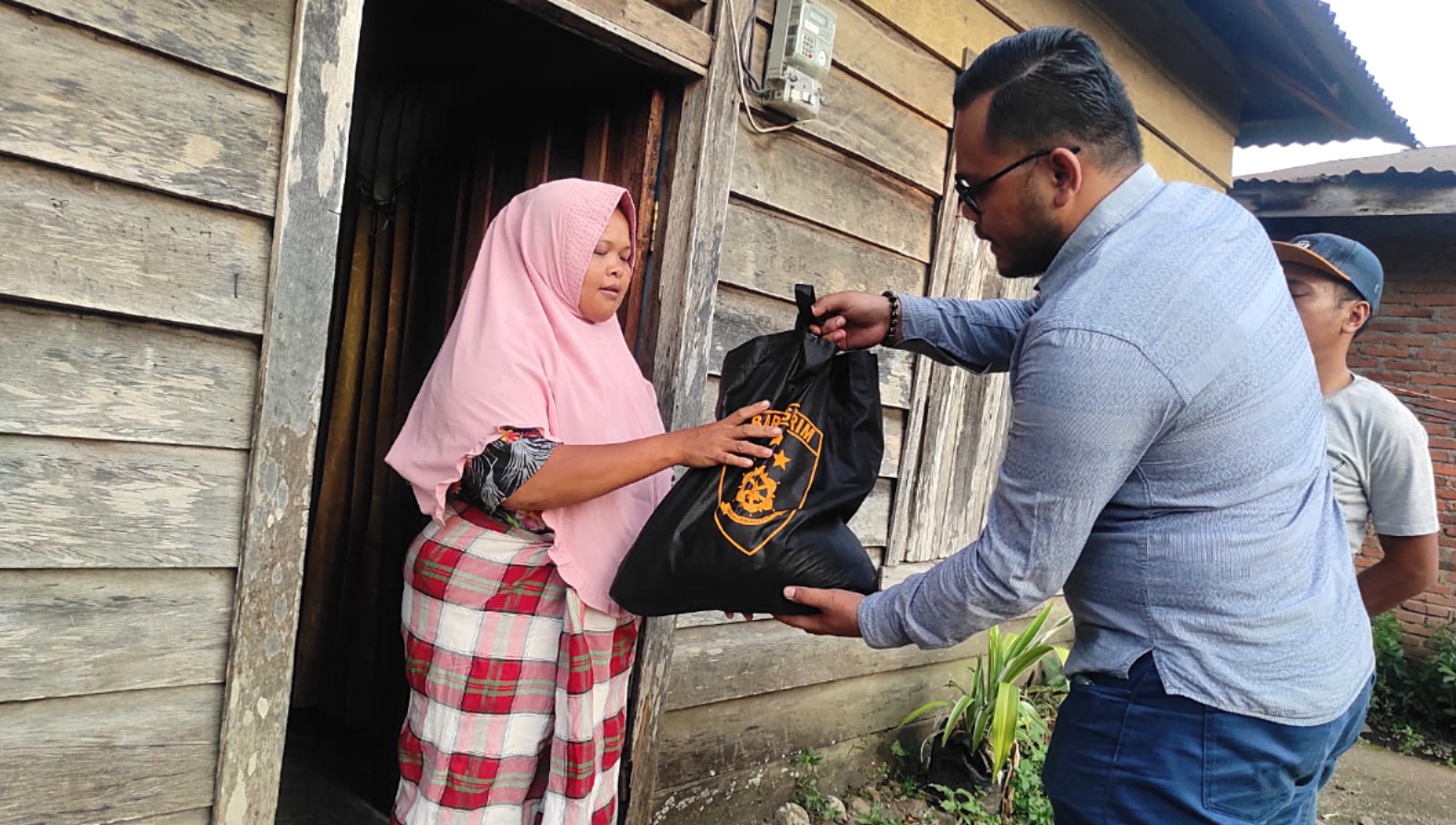 Kabareskrim Agus Andrianto Bagikan Paket Sembako di Sidimpuan Utara Melalui Fajar Dalimunthe