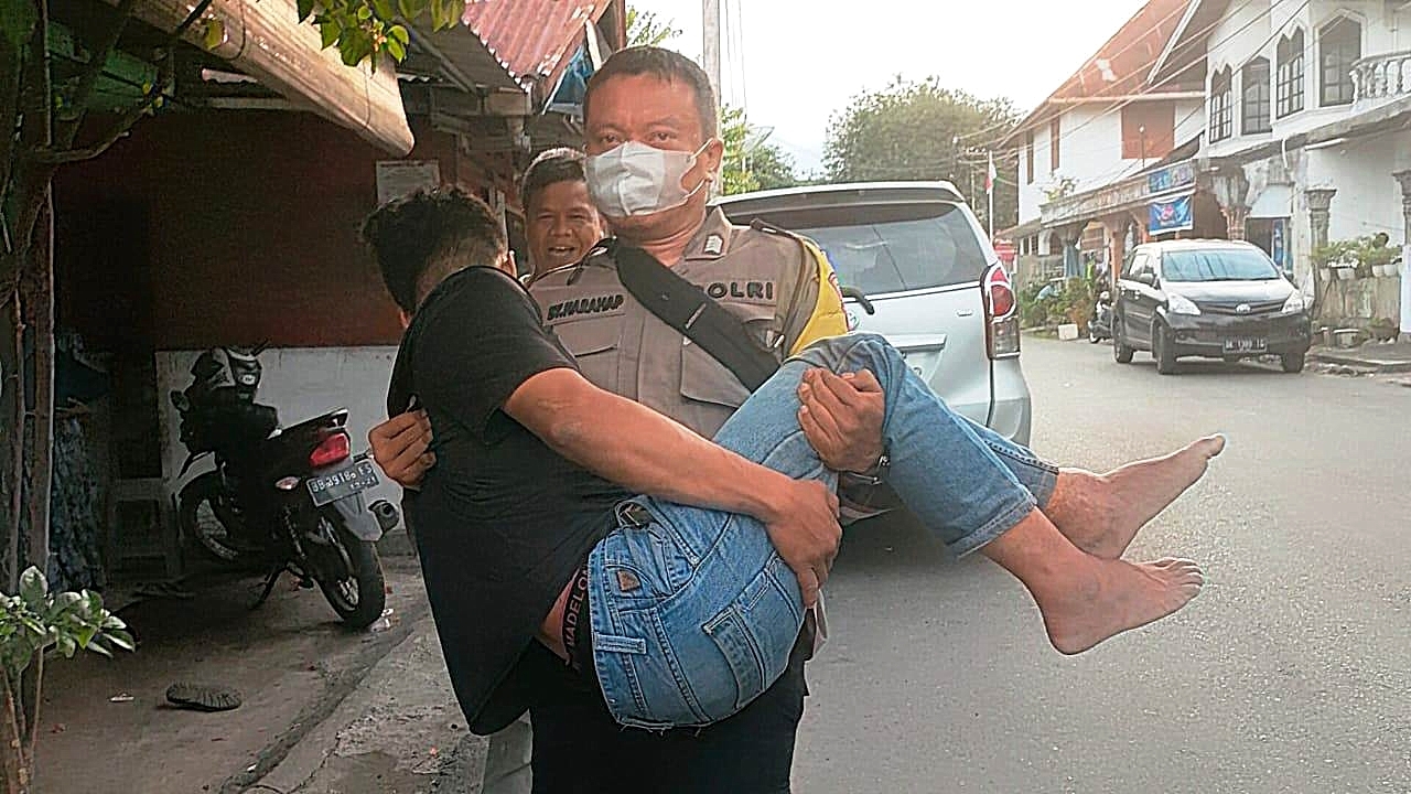 Curi Hp Istri Dan Lompat Dari Lantai Tiga, Warga Sidimpuan Ini Akhirnya Digendong Polisi