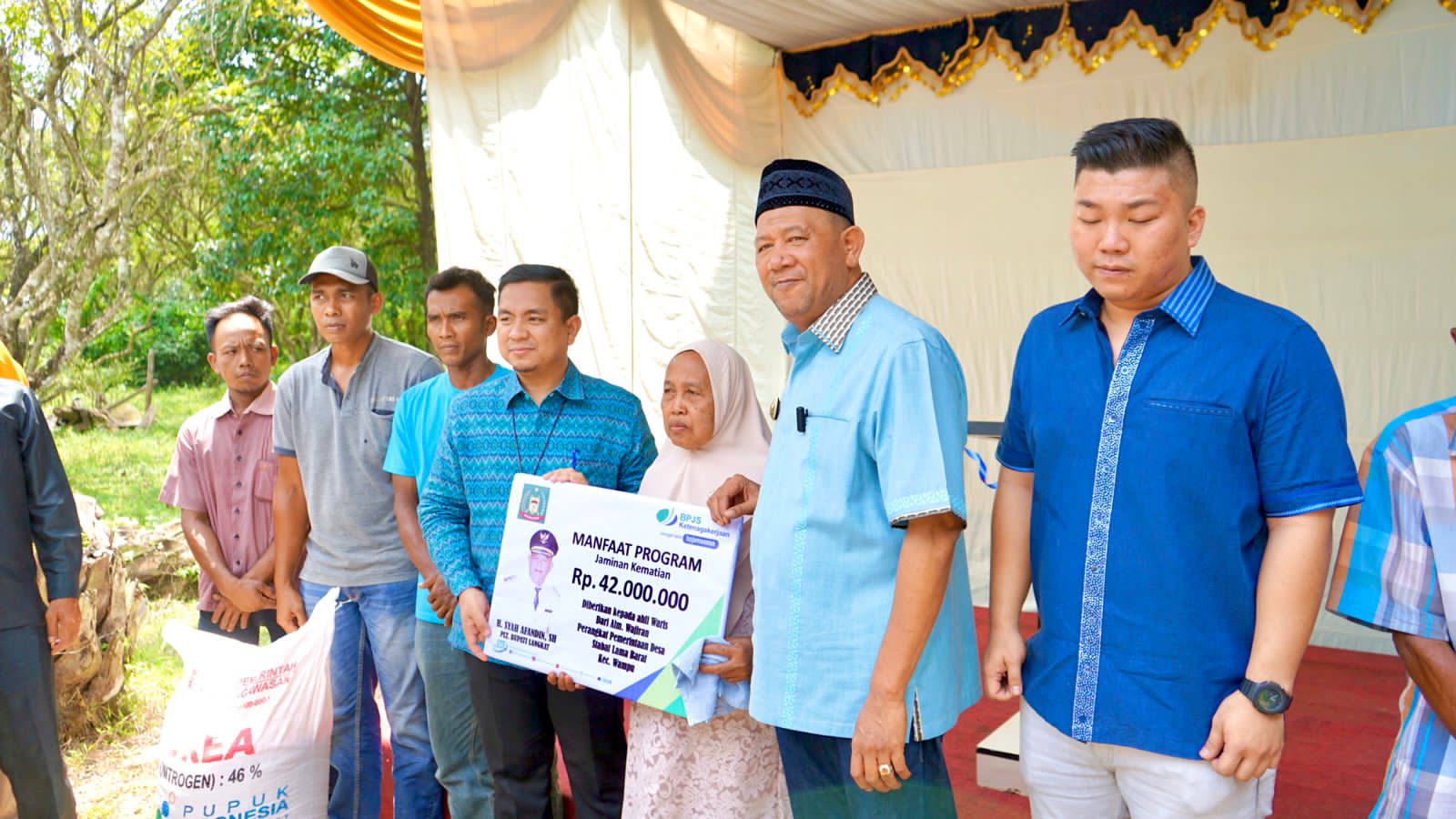 Syah Afandin Serahkan Beragam Bantuan Saat Resmikan Masjid Al Falah di Wampu