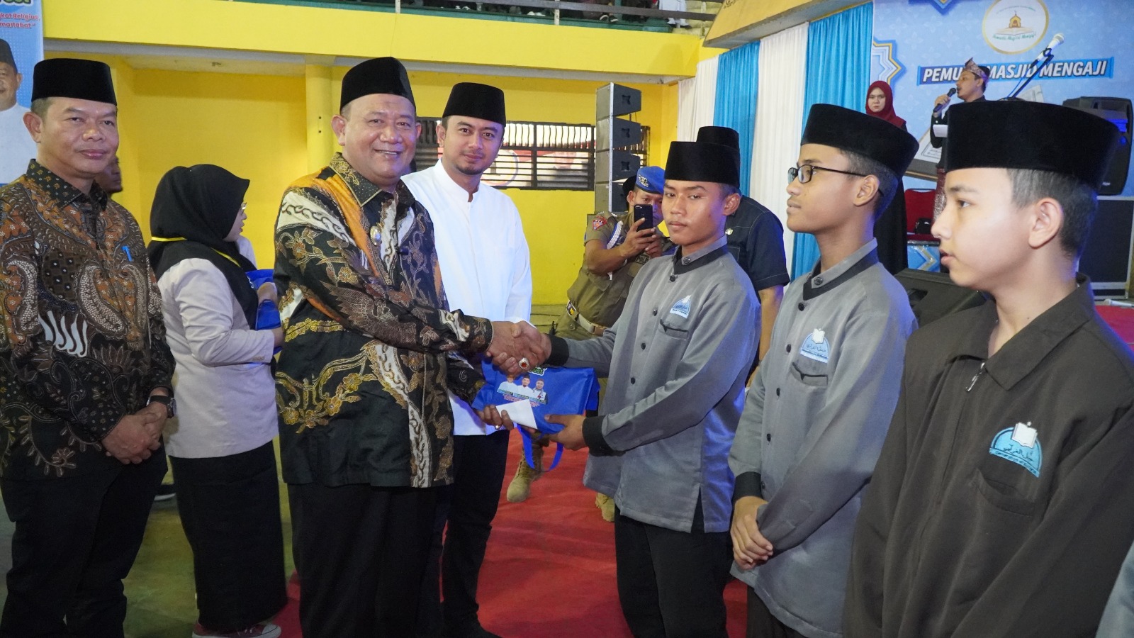 Hadiri Mesjid Mengaji, Syah Afandin Sumbangkan 100 Al-Quran untuk Para Hafizh