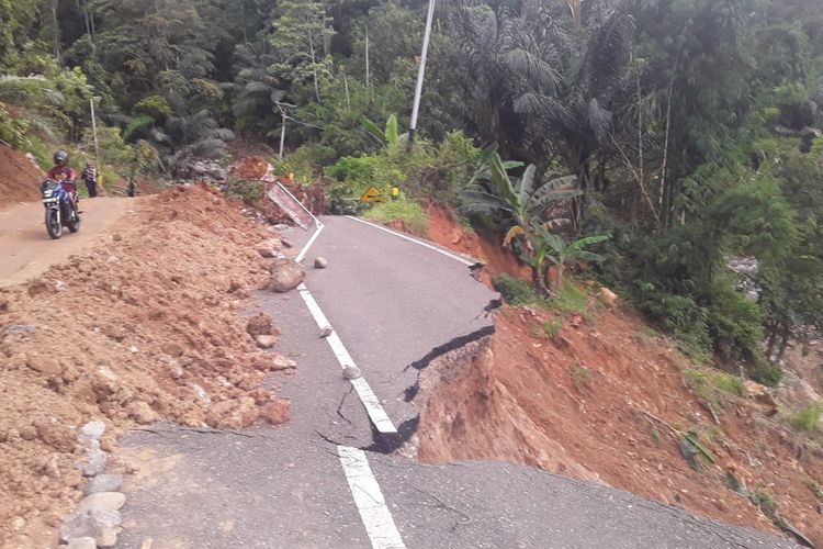 Hampir Satu Kilometer Jalan Trans Timor Tertutup Tanah Longsor