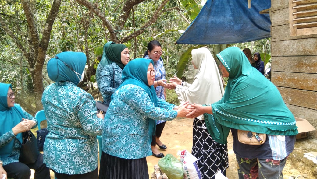 Jelang Ramadhan, PKK Langkat Bagikan Paket Sembako ke Kaum Dhuafa