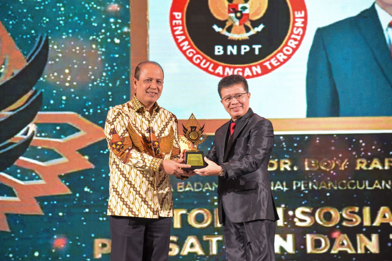 Kepala BNPT RI Terima Anugerah Tokoh Sosialisasi Persatuan dan Toleransi Indonesia