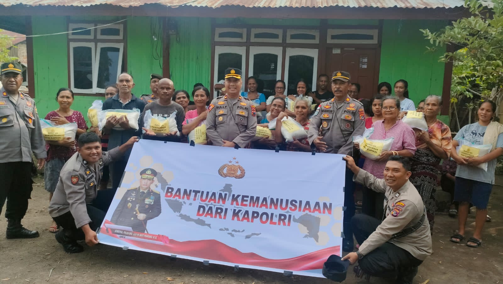 Polres Sikka Salurkan Bantuan Kemanusiaan dari Kapolri