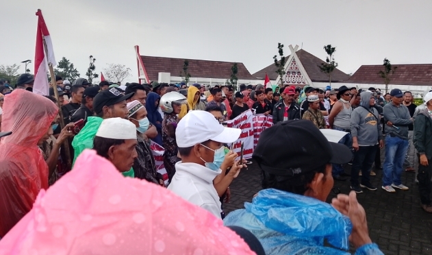 BreakingNews, Diguyur Hujan Massa 5 Desa Kepung Kantor Bupati Tapsel