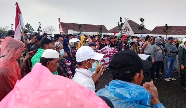 Warga Muara Batang Toru: Waktu Ongku Bupati Tapsel, Tak Ada Yang Berani Ambil Tanah Adat Kami