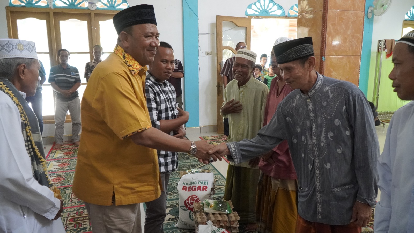 Ratusan Paket Sembako Dibagikan PKS Mulia Tani Jaya, Afandin Ajak Warga Bersyukur