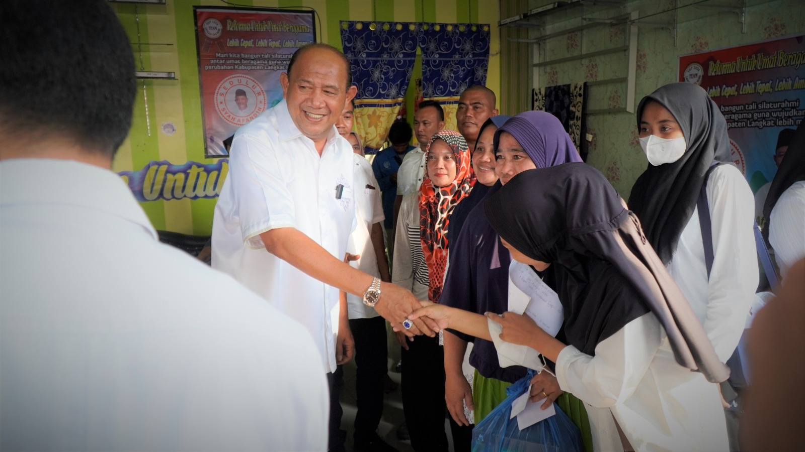 Syah Afandin Bagikan 300 Paket Sembako untuk Masyarakat Terdampak Abu Pembangunan Tol