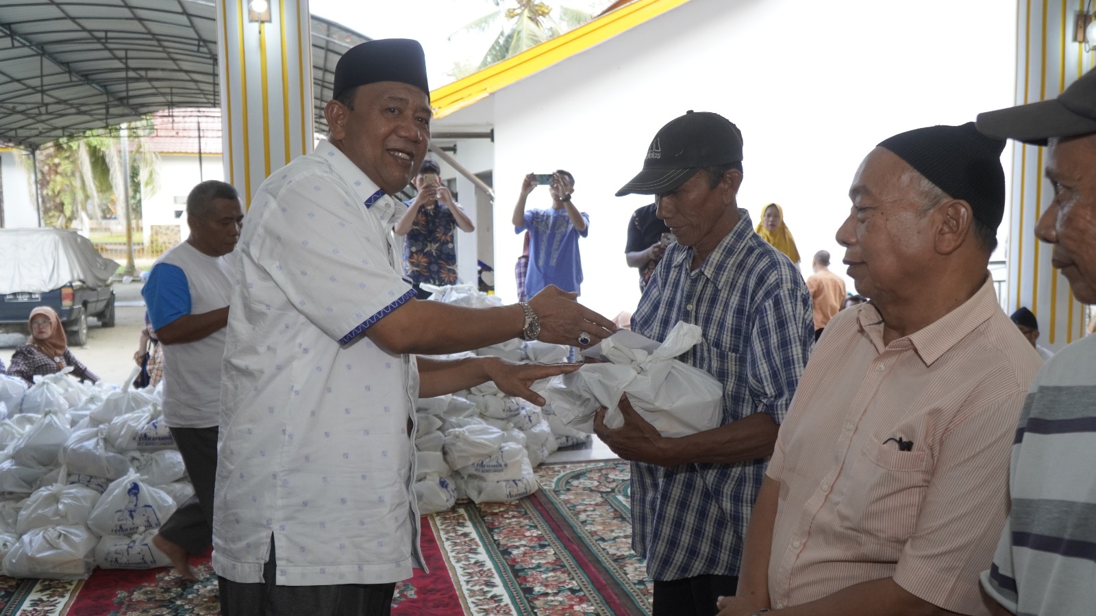 Plt Bupati Langkat Serahkan 500 Paket Sembako di 7 Kecamatan Wilayah Hilir