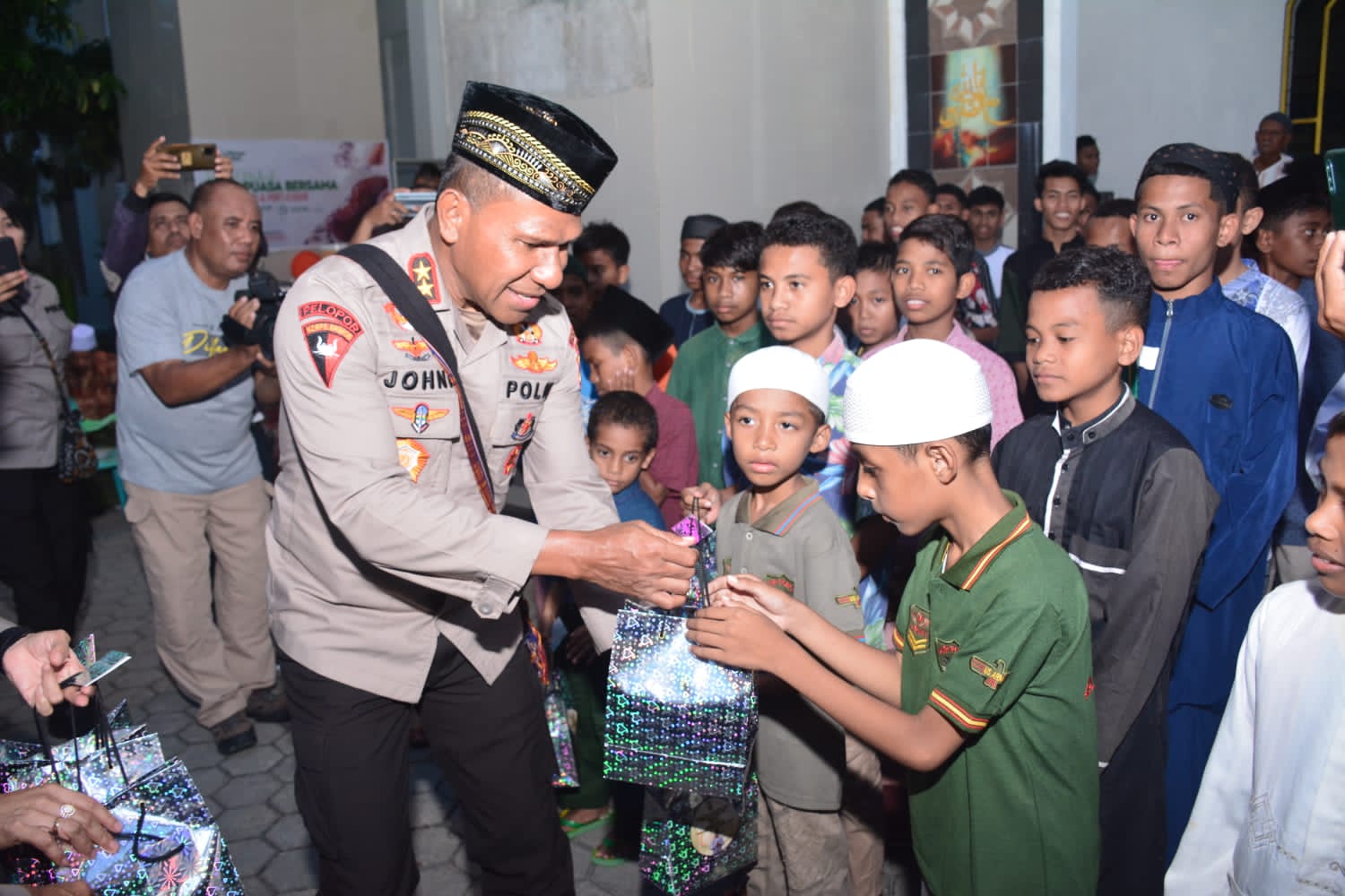 Ratusan Anak dan Jamaah Masjid Raya Nurussaadah Kupang Dapat Takjil Gratis dari Kapolda NTT