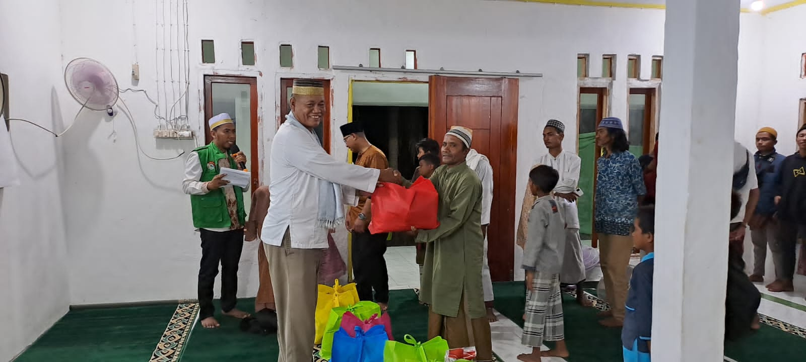 Anggota Polres Sumba Timur Gelar Safari Ramadhan ke Masjid