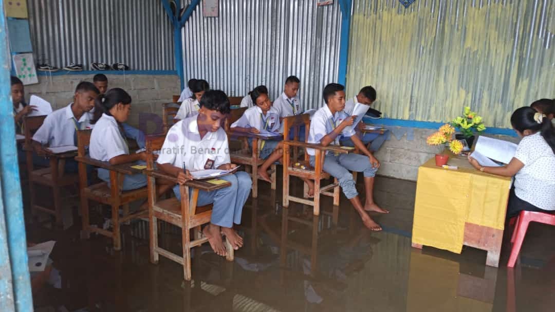 Siswa SMA di NTT Ikut Ujian Akhir di Tengah Banjir