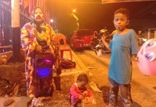Tinggal Dilingkungan Bupati Madina, Ibu dan Balita Ini Ngamen di Sidimpuan