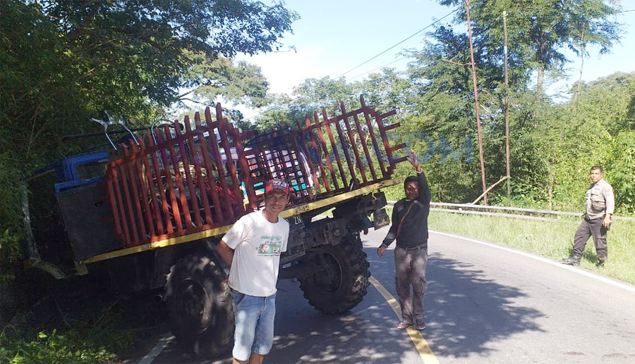 Hindari Kecelakaan saat Rem Blong, Sopir Mobil yang Ditumpangi Wabup TTS Tabrak Tebing