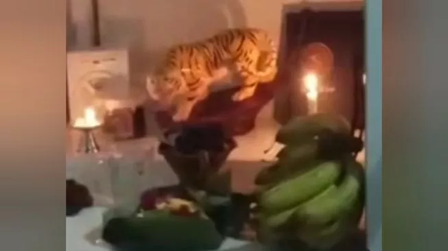 Heboh! Perempuan di Medan Letakkan Al-Qur’an dan Tasbih Dekat Sesajen