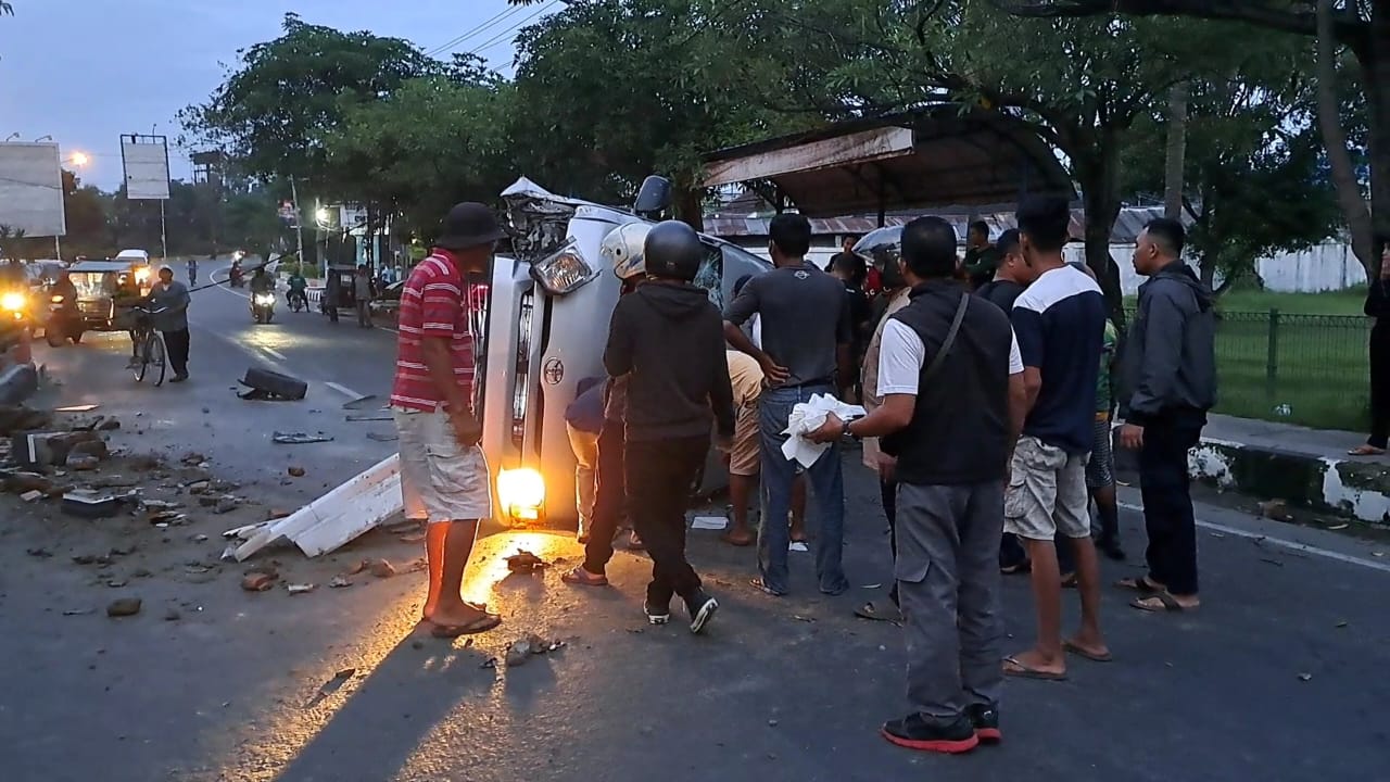 Ngantuk Ugal-Ugalan, Minibus Travel Tabrak Pembatas Jalan di Tebingtinggi, Sopir Melarikan Diri
