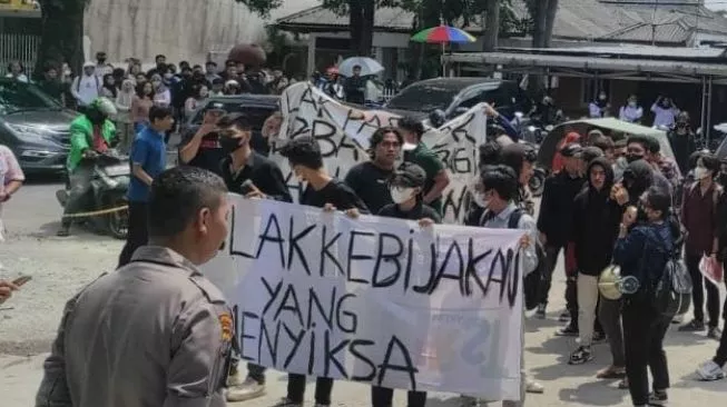 Demo Tolak Parkir Berbayar di Kampus, Tiga Mahasiswa Dipecat