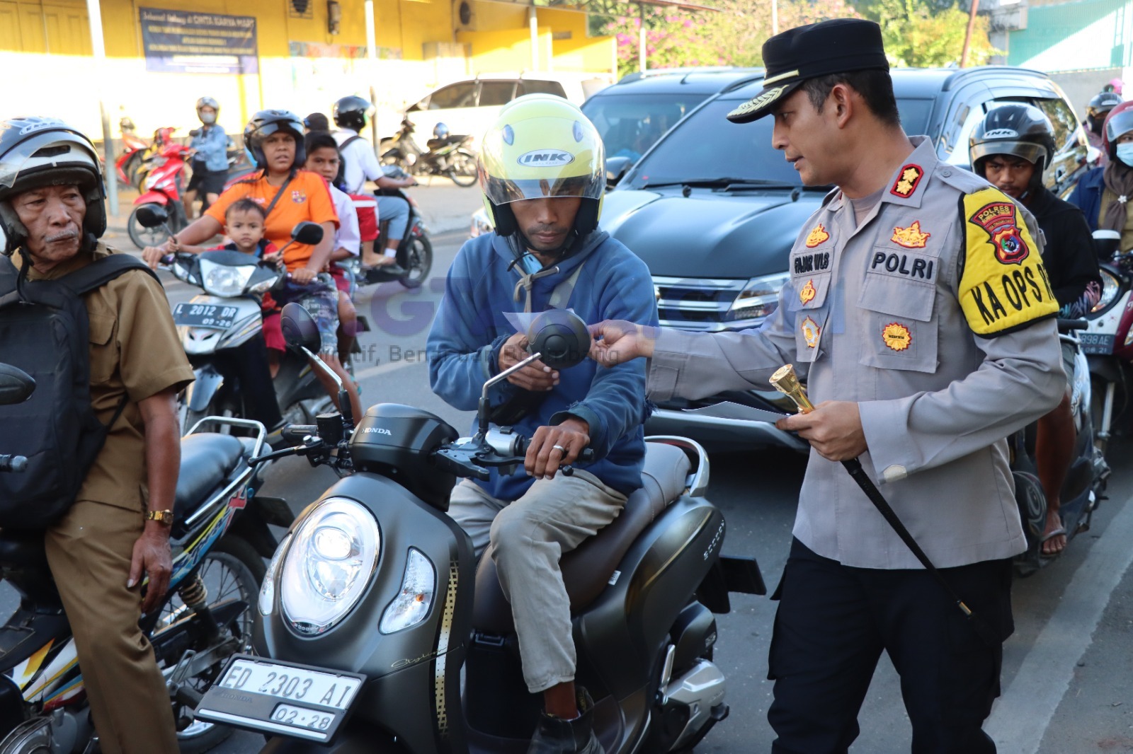 Darurat TPPO, Kapolres dan Perwira Polres Sumba Timur Turun ke Jalan Beri Himbauan dan Sebar Pamflet