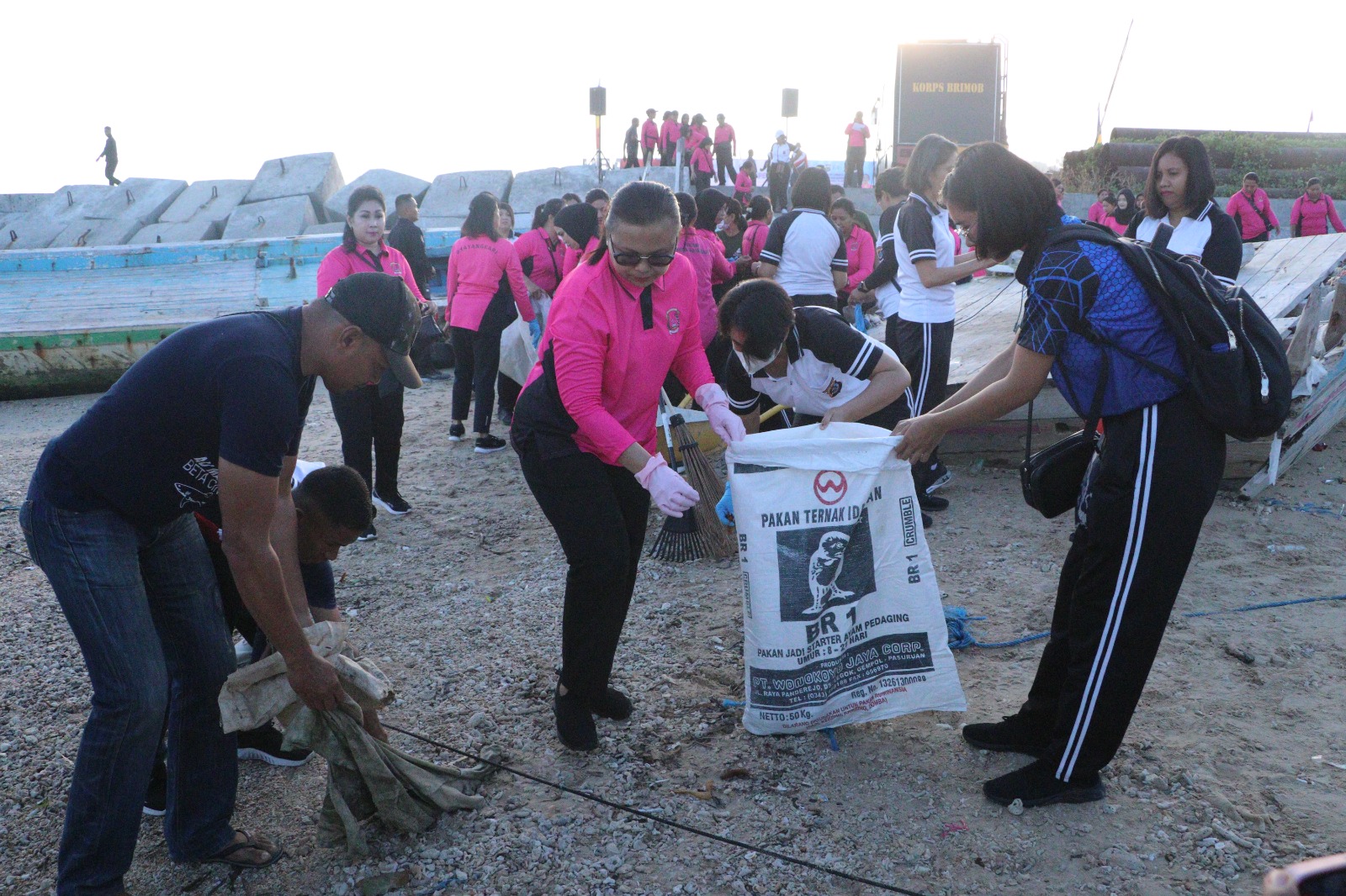 Bhayangkari Polda NTT Bersih-bersih Pantai