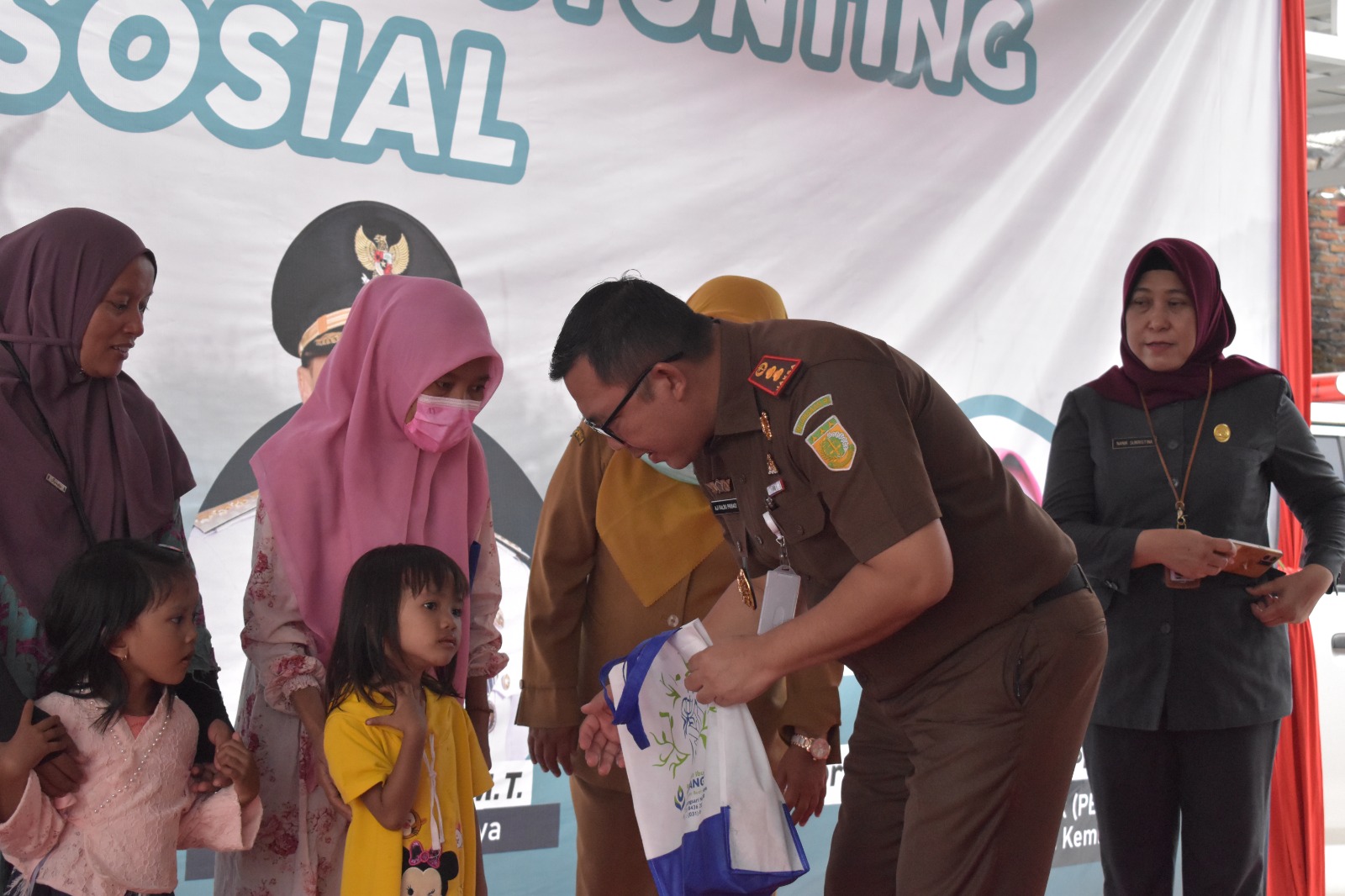 Turunkan Angka Stunting, Kejari Tanjung Perak Berikan Bagikan 126 Bingkisan Pada Anak-Anak