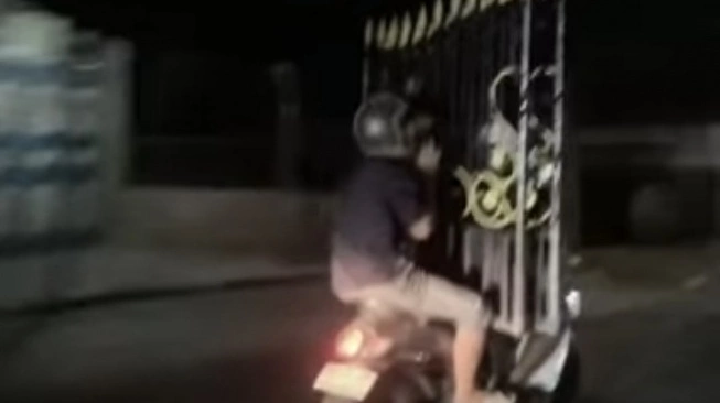 Viral! Bawa Pagar Curian Ketemu Polisi Lagi Patroli, Begini Endingnya