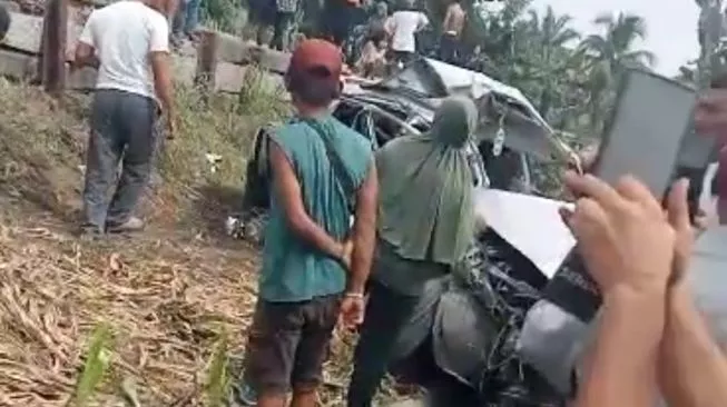 Brak! Kereta Api Tabrak Minibus di Kisaran, Satu Tewas