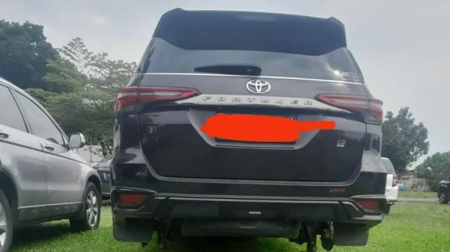 Parkir di RSU H Adam Malik Medan, Dua Ban Mobil Calon Dokter Raib