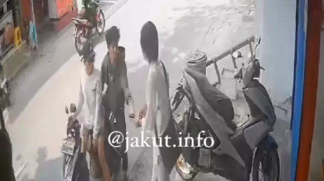 Begal Sadis Nekat Beraksi Siang Bolong, Warganet Malah Ngajak Duel