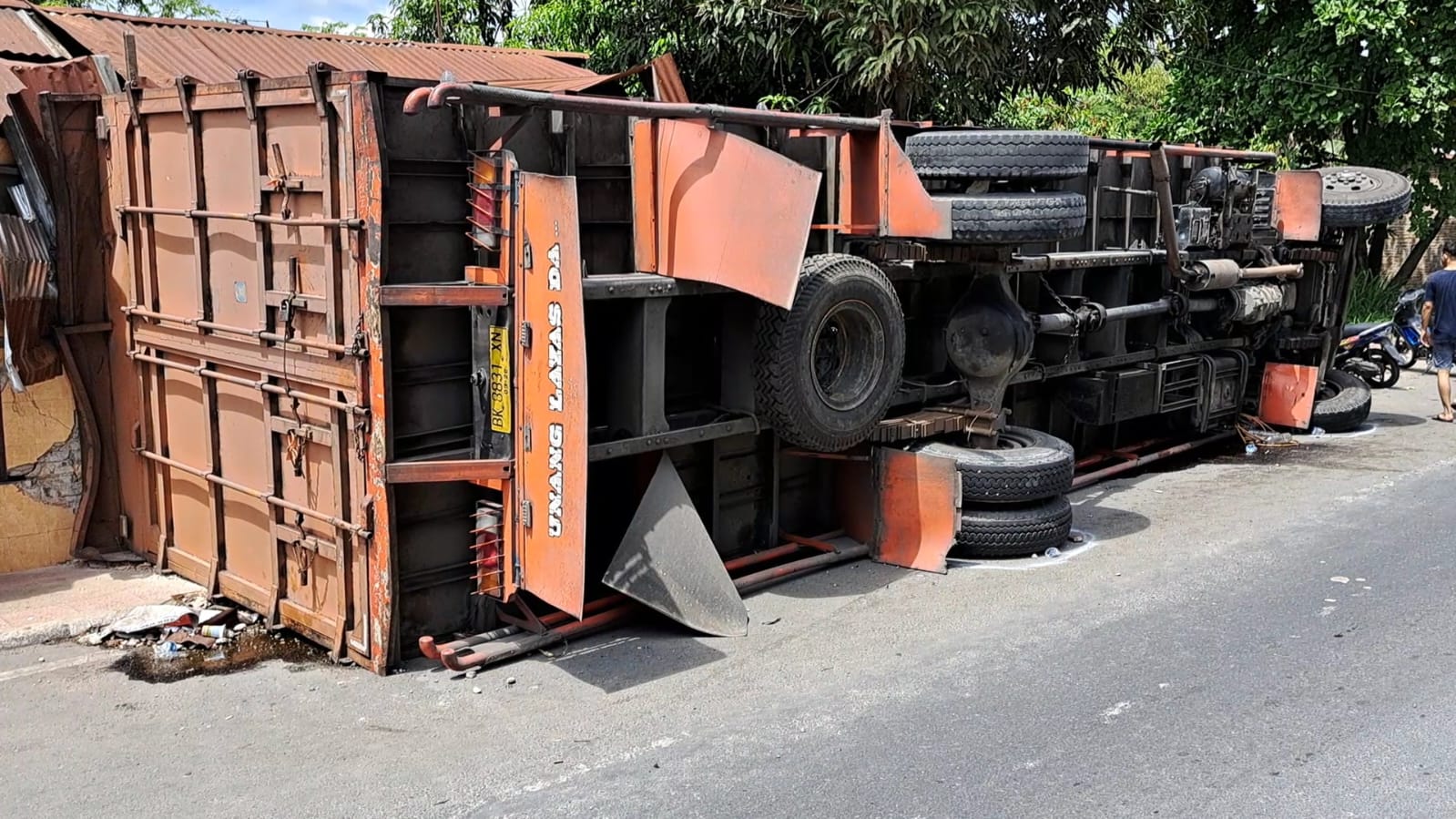 Supir Diduga Ngantuk, Truk Fuso Muatan Pelet Ikan Terbalik di Tebingtinggi