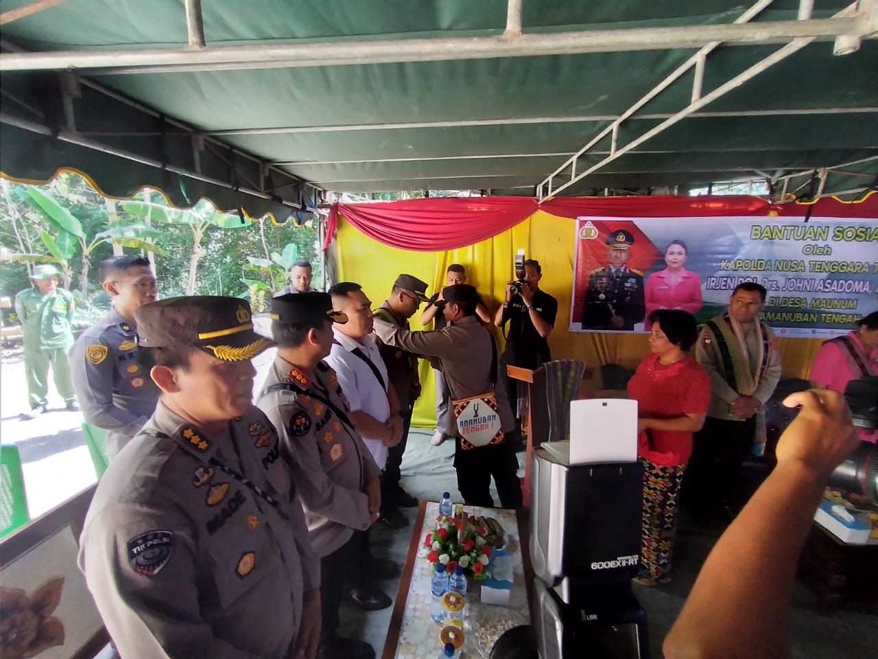 Serahkan Bansos ke Masyarakat, Kapolda NTT Malah Dicurhati Soal Mobil Pelayanan Polsek