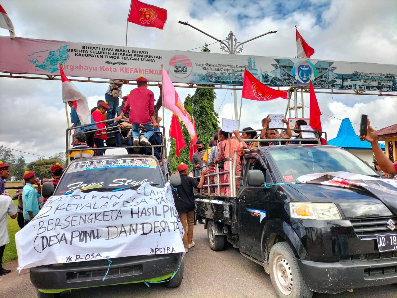 Warga Dua Desa dan PMKRI TTU Gelar Demonstrasi Tolak Pelantikan Kepala Desa