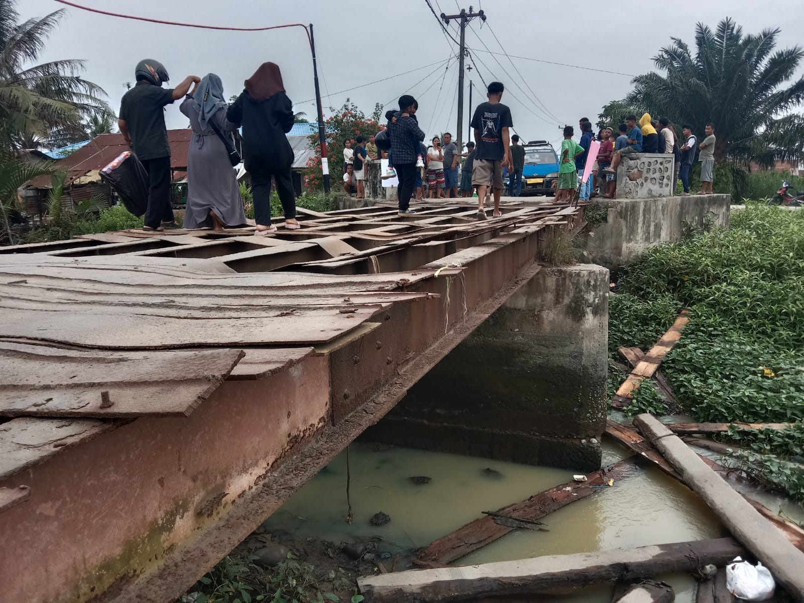 7 Tahun Jembatan Rusak di Sergai Tak Kunjung Diperbaiki Makan Korban, Pejalan Kaki Tewas Terpeleset dan Masuk Sungai